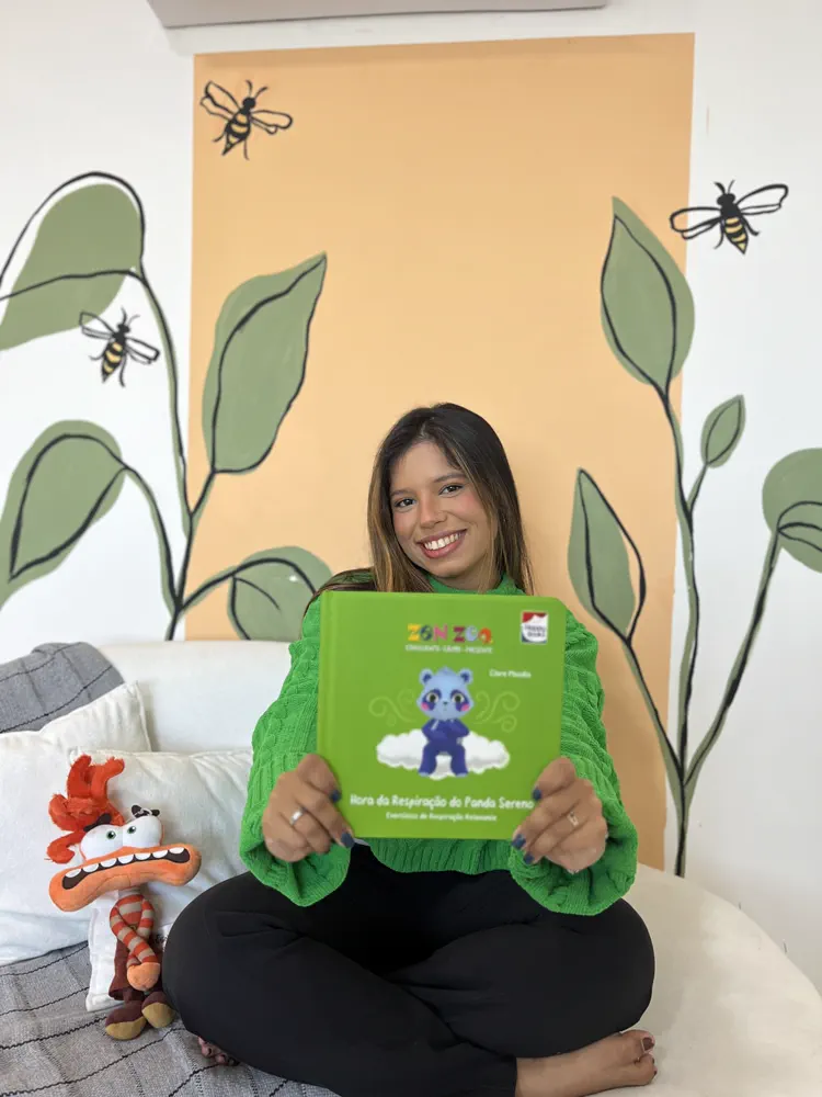 Jessica Costa em foto vertical natural — bastidores do ensaio de setembro de 2025