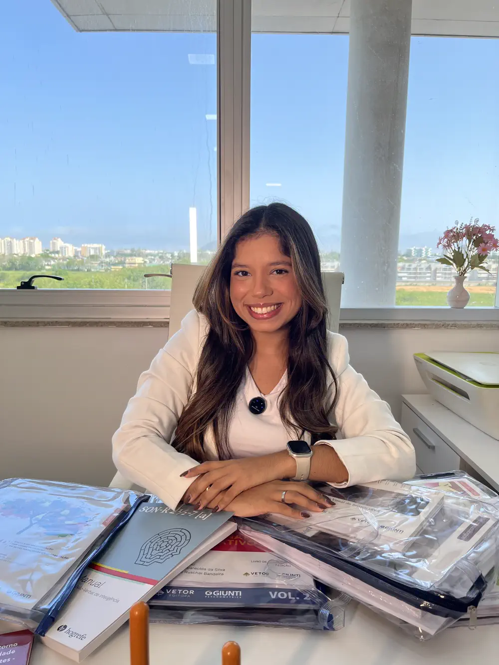 Jessica Costa Psi em foto horizontal, enquadramento amplo do ensaio de outubro de 2025