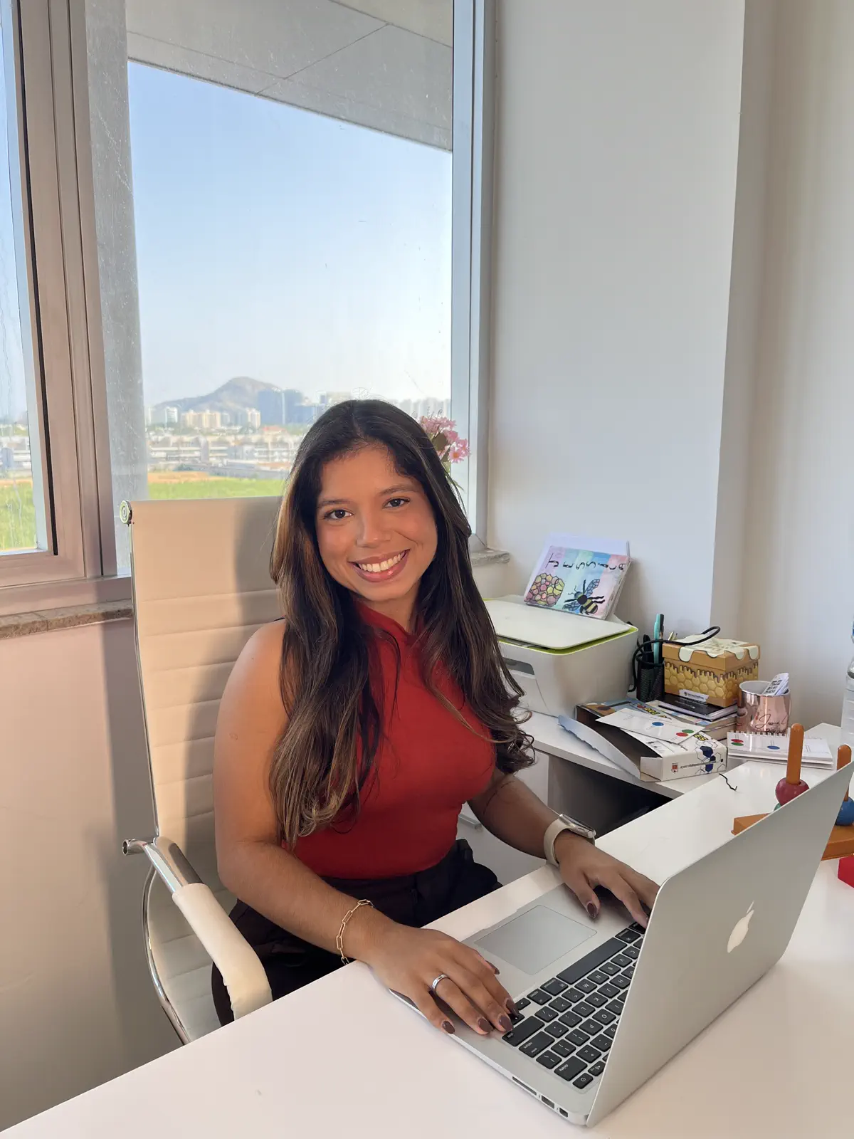Jessica Costa em foto horizontal natural — bastidores do ensaio de outubro de 2025