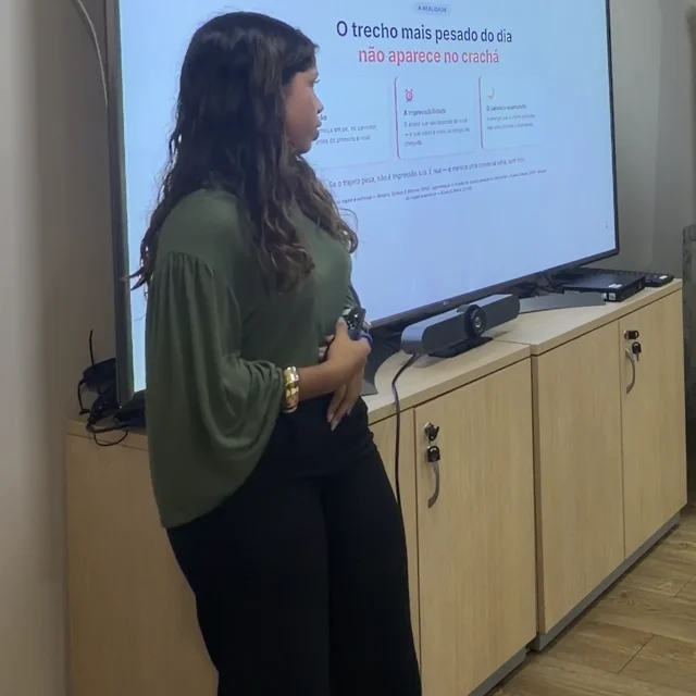 Jessica Costa conduzindo palestra de saúde mental em ambiente corporativo